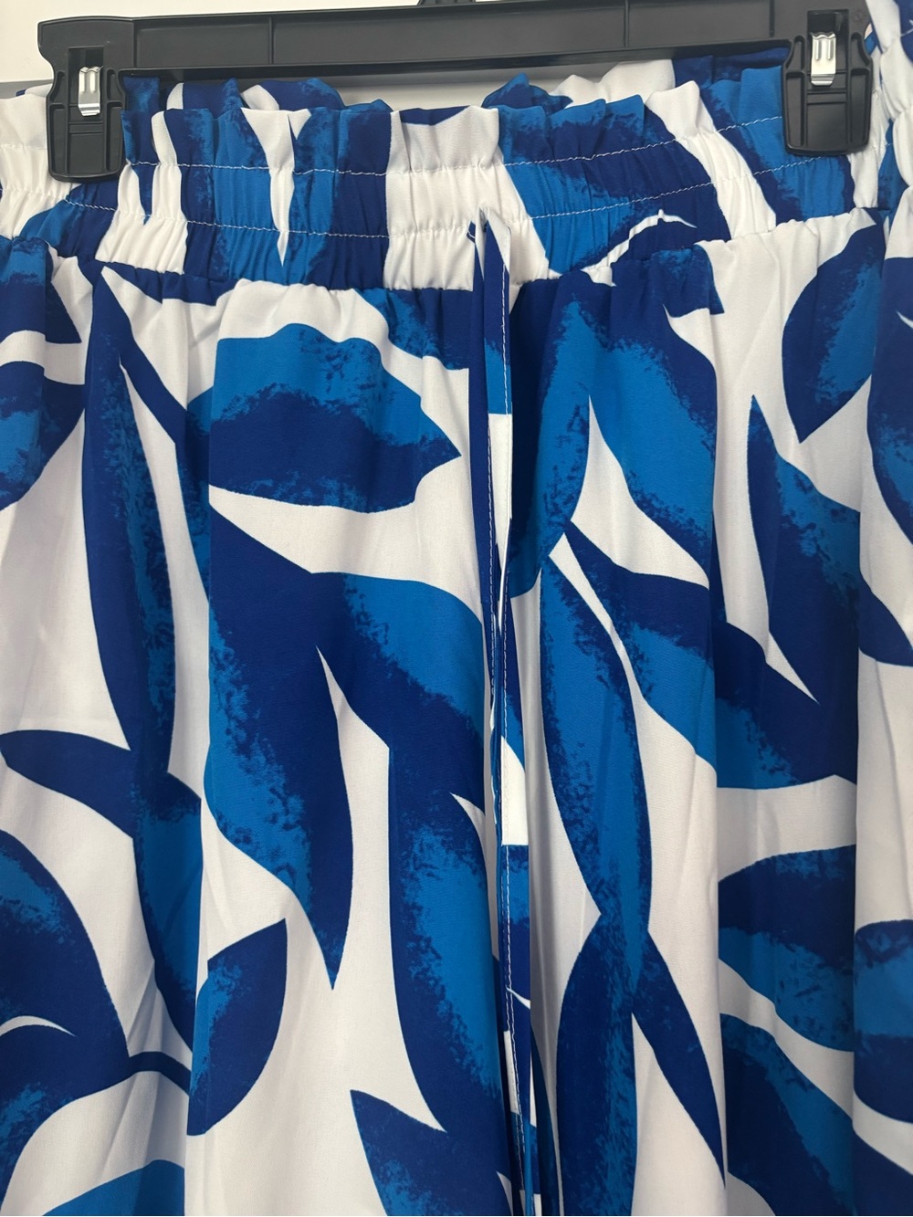 SHEIN White Pants with Bold Royal Blue Leaf Print size 2XL - Picture 2 of 3